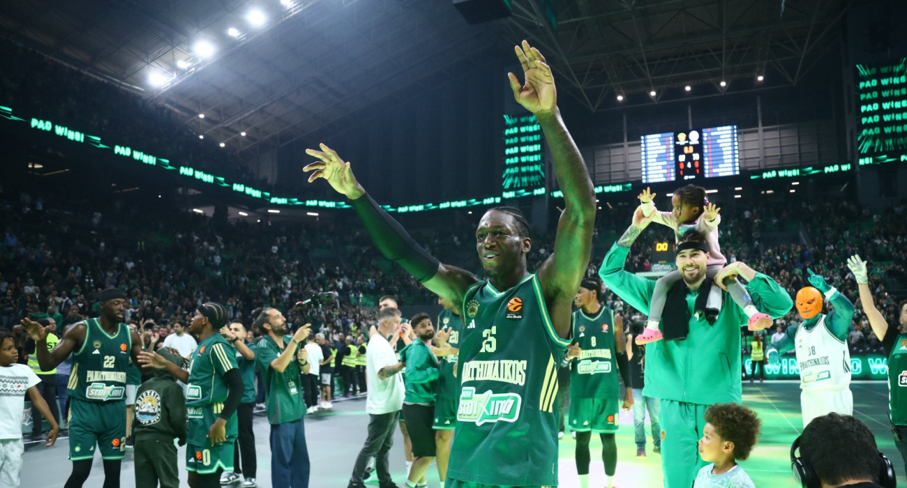 Ο Κέντρικ Ναν μετά το τέλος του ματς αποθεώνεται από τον κόσμο του Παναθηναϊκού / Πηγή: Eurokinissi