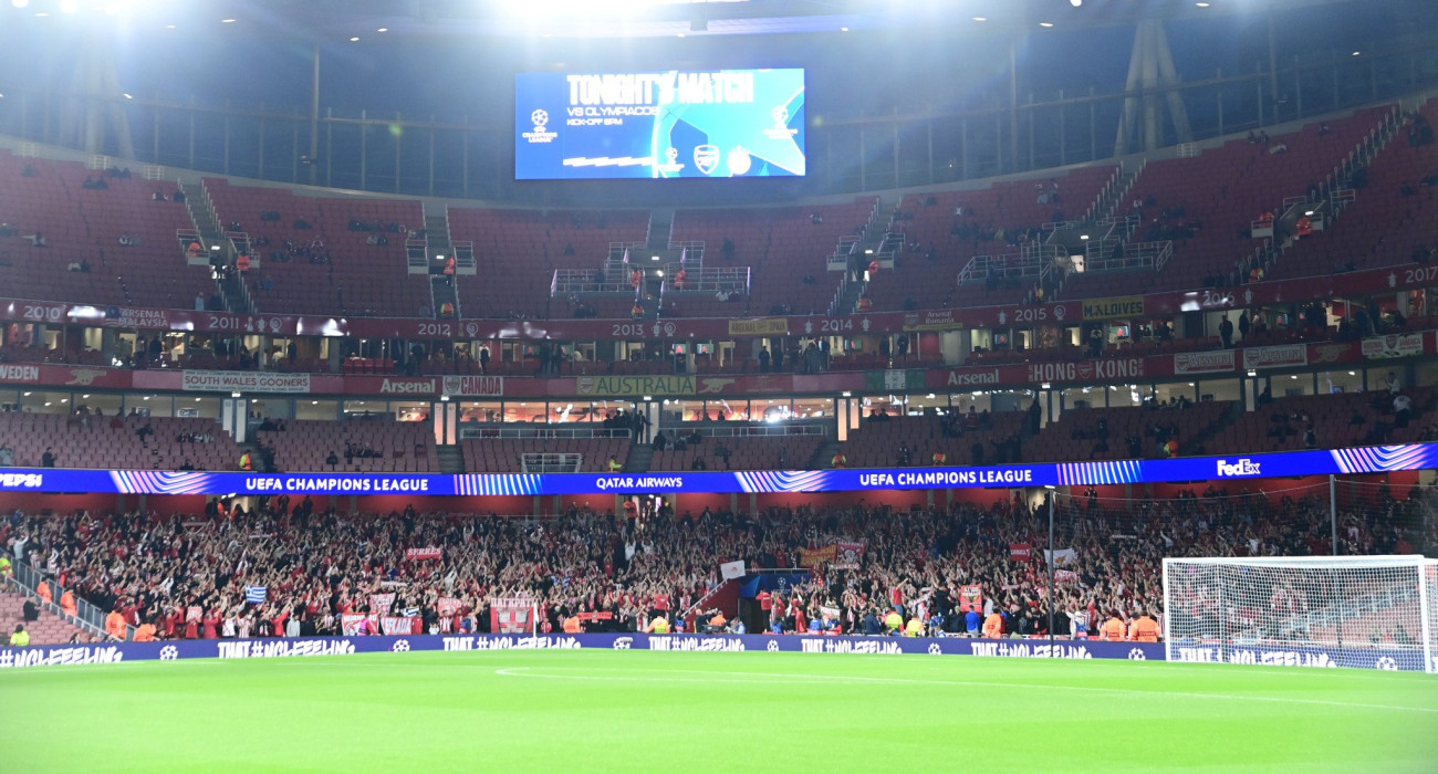 Οι φίλοι του Ολυμπιακού στο «Emirates» / Πηγή: Eurokinissi