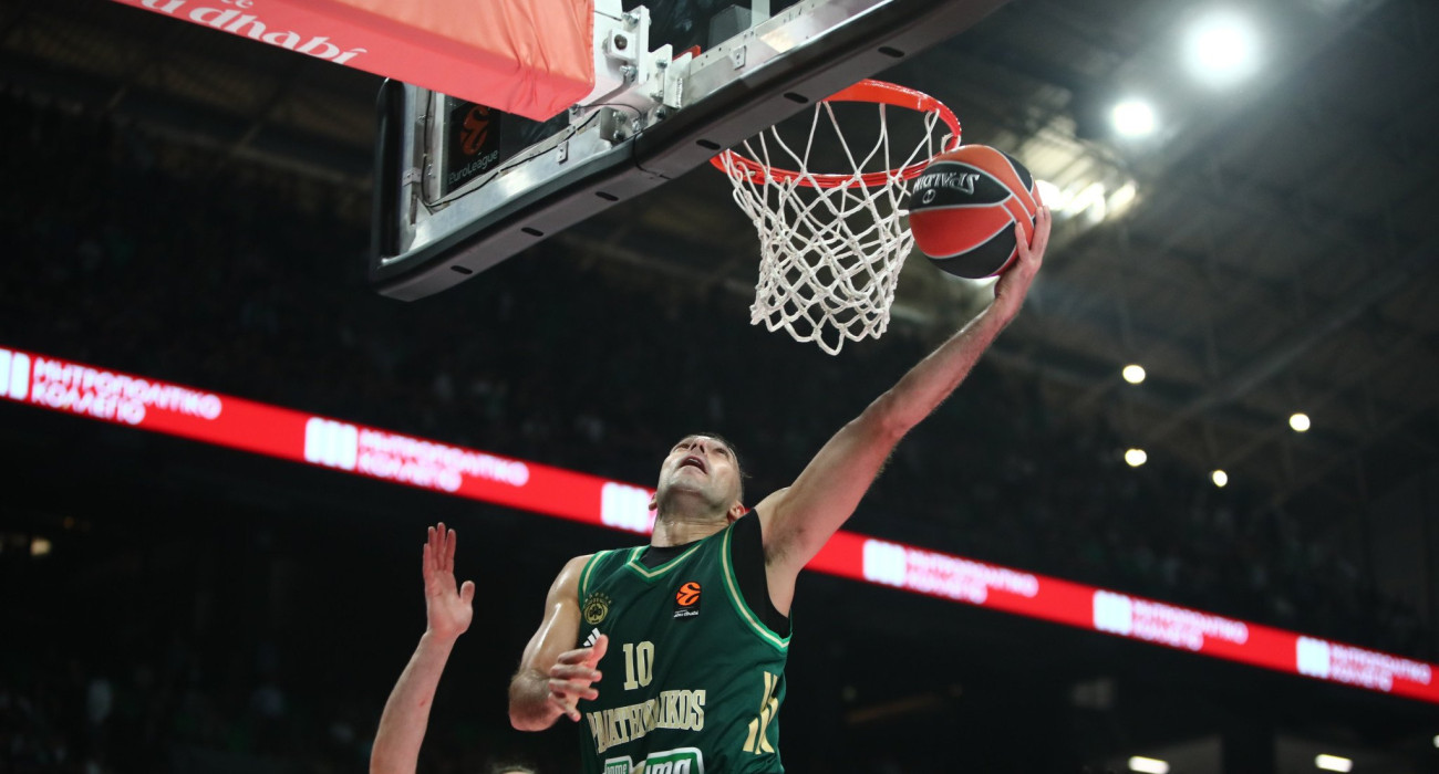 Ο Κώστας Σλούκας κατά τη διάρκεια του αγώνα του Παναθηναϊκού με την Μπαρτσελόνα / Πηγή: Eurokinissi