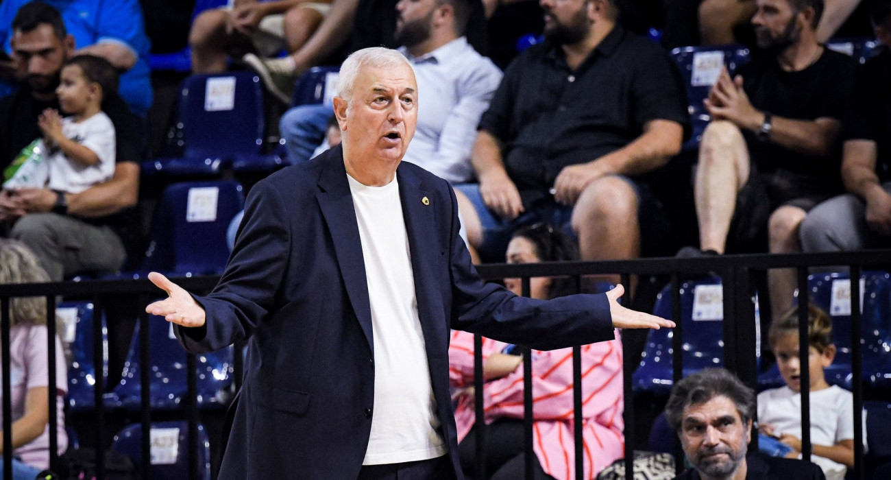 Ο Ντράγκαν Σάκοτα προβληματισμένος στον πάγκο της ΑΕΚ, Πηγή: Eurokinissi