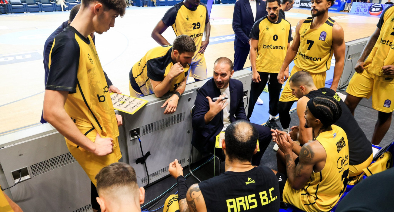 Οι παίκτες του Άρη παίρνουν εντολές από τον Μπόγκνταν Κάραϊτσιτς / Πηγή: Eurokinissi