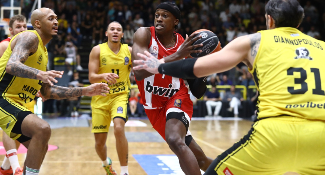 Ο Φρανκ Νιλικίνα στο ματς του Ολυμπιακού με το Μαρούσι/Πηγή: Eurokinissi