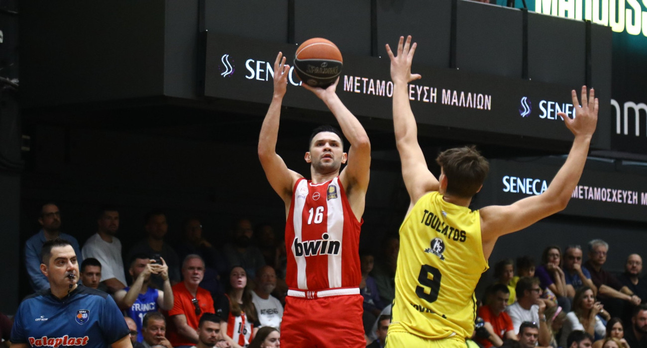Ο Κώστας Παπανικολάου κατά τη διάρκεια του αγώνα του Ολυμπιακού με το Μαρούσι/Πηγή: Eurokinissi