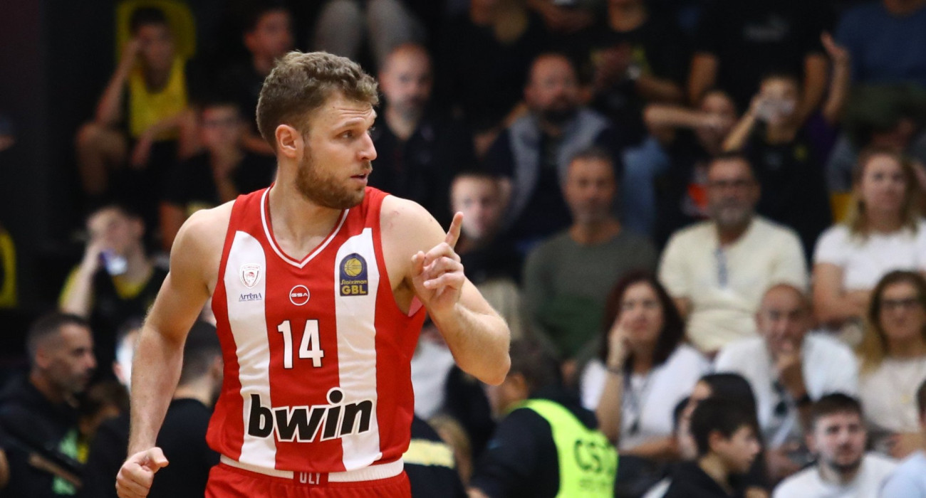 Ο Σάσα Βεζένκοφ κατά τη διάρκεια του αγώνα του Ολυμπιακού με το Μαρούσι/Πηγή: Eurokinissi