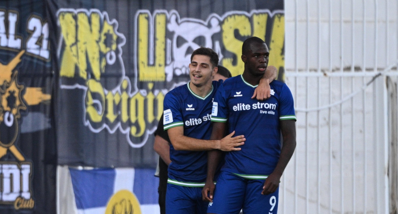 Ο Ανδρέας Τεττέη πανηγυρίζει με τον Παύλο Παντελίδη / Πηγή: Eurokinissi