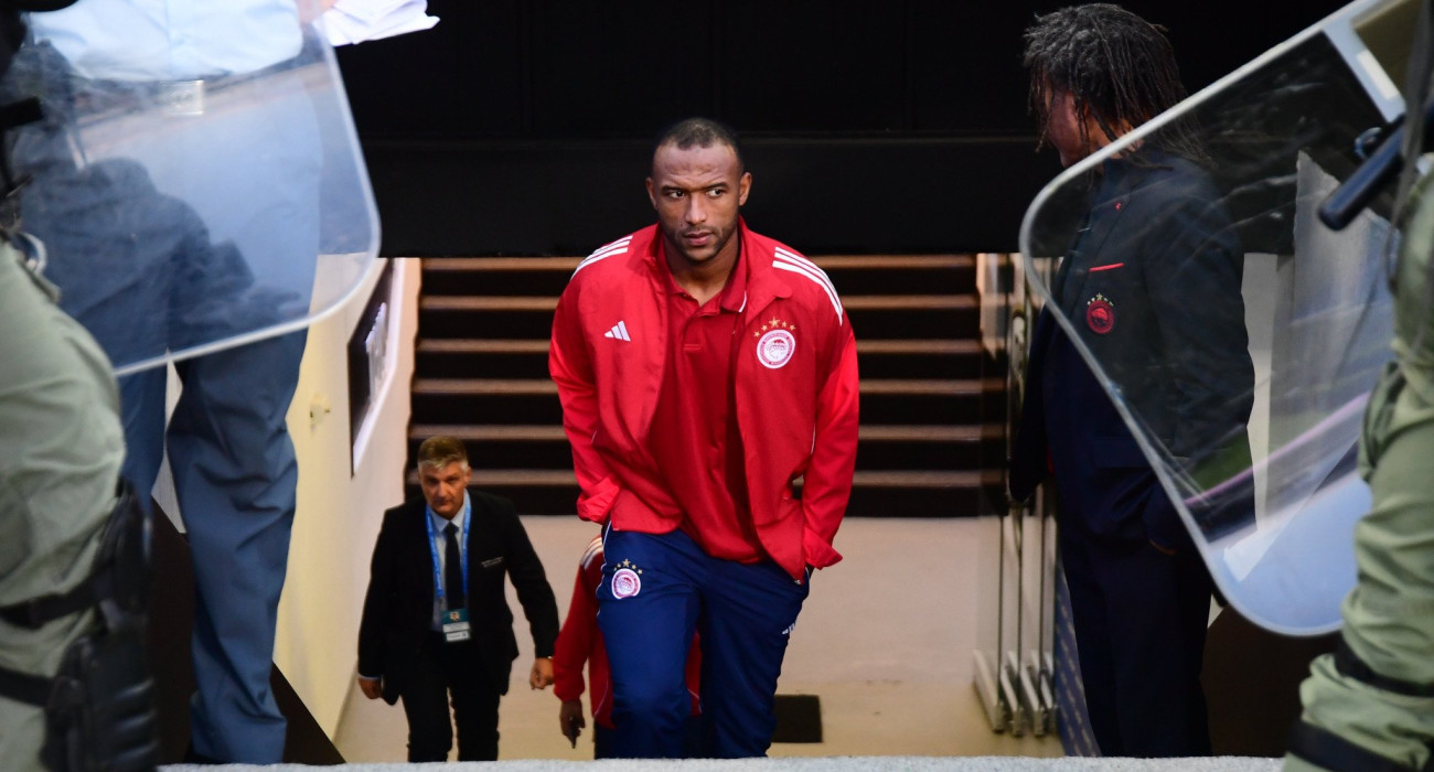 Ο Ελ Κααμπί κατά την άφιξη του Ολυμπιακού στην Τούμπα / Πηγή: Eurokinissi