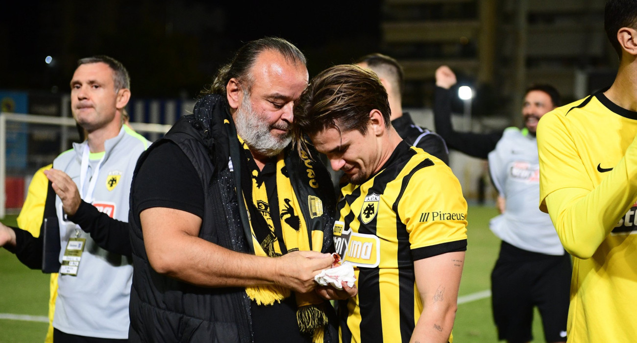 Μάτωσε... στην κυριολεξία για χάρη της ΑΕΚ, όσο πανηγύριζε / Πηγή: Eurokinissi