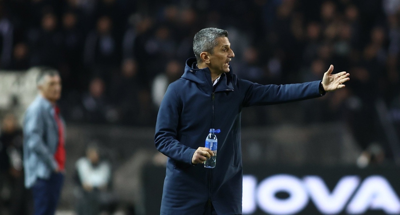 Ο Ρασβάν Λουτσέσκου δίνει οδηγίες στους παίκτες του κατά τη διάρκεια του ντέρμπι με τον Ολυμπιακό, Πηγή: Eurokinissi