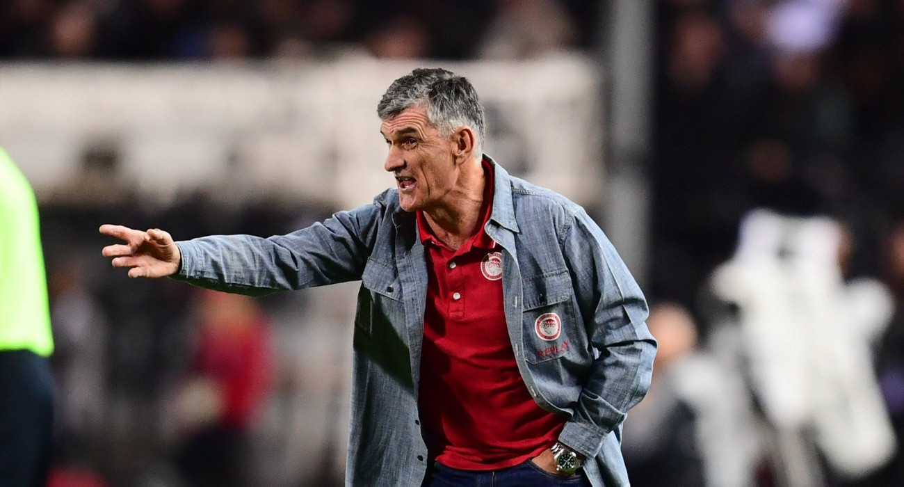 Ο Χοσέ Λουίς Μεντιλίμπαρ δίνει οδηγίες στους παίκτες του στο παιχνίδι με τον ΠΑΟΚ στην Τούμπα, Πηγή: Eurokinissi