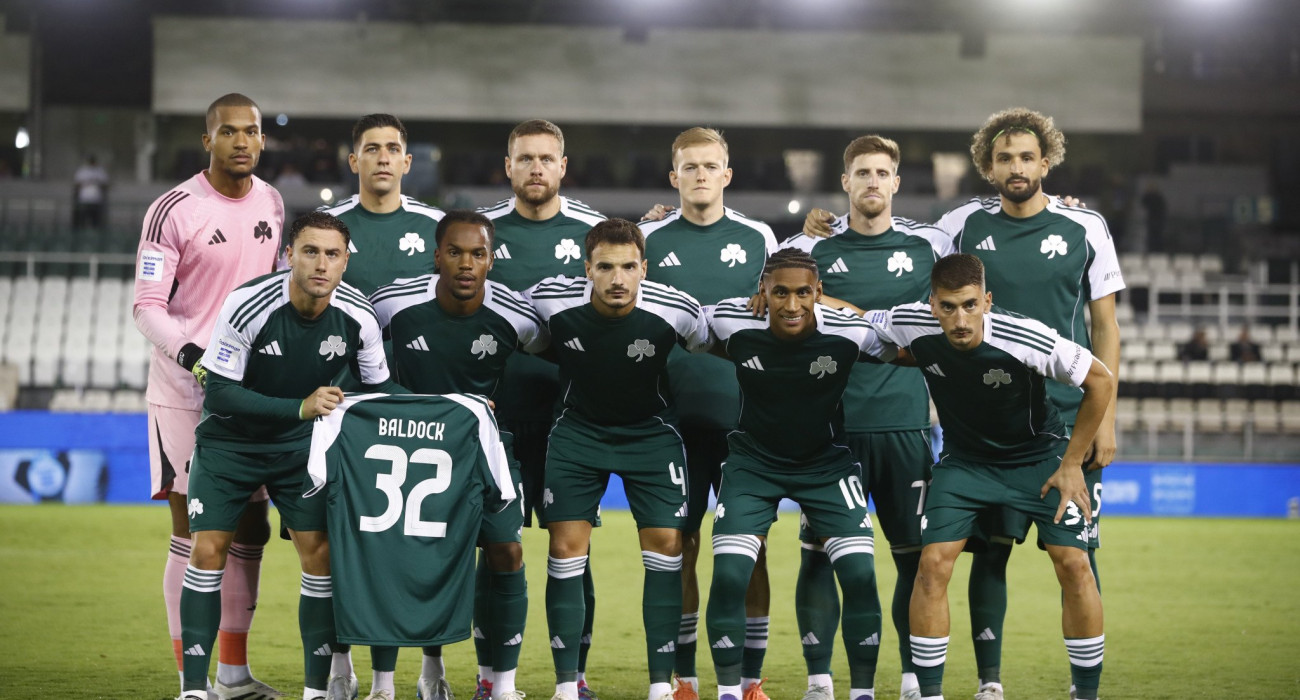 Οι παίκτες του Παναθηναϊκού αποτίνουν φόρο τιμής στον Μπάλντοκ / Πηγή: Eurokinissi