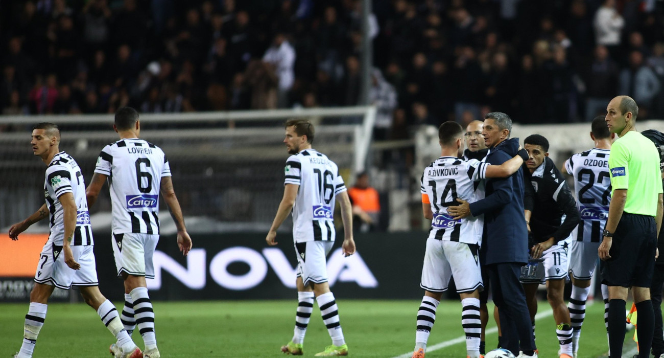 Οι παίκτες του ΠΑΟΚ πανηγυρίζουν μαζί με τον Λουτσέσκου / Πηγή: Eurokinissi