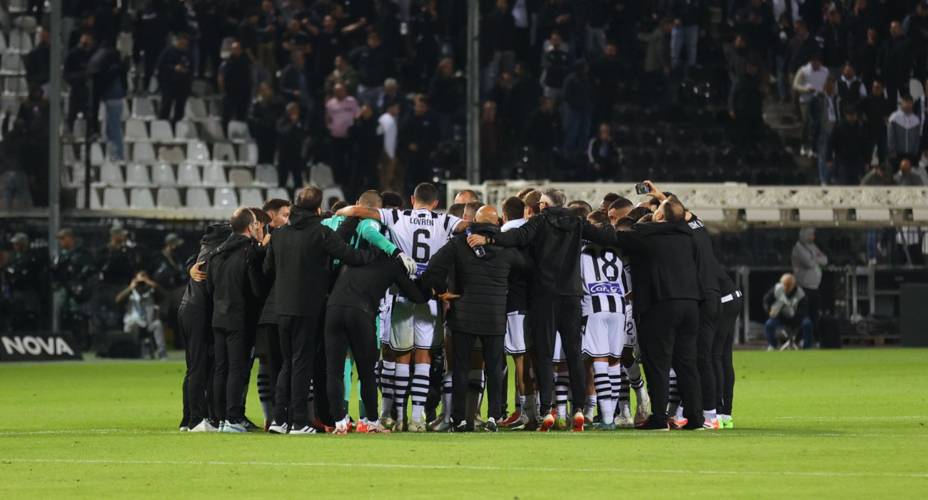 Οι παίκτες του ΠΑΟΚ στο κέντρο του γηπέδου /Πηγή: Eurokinissi