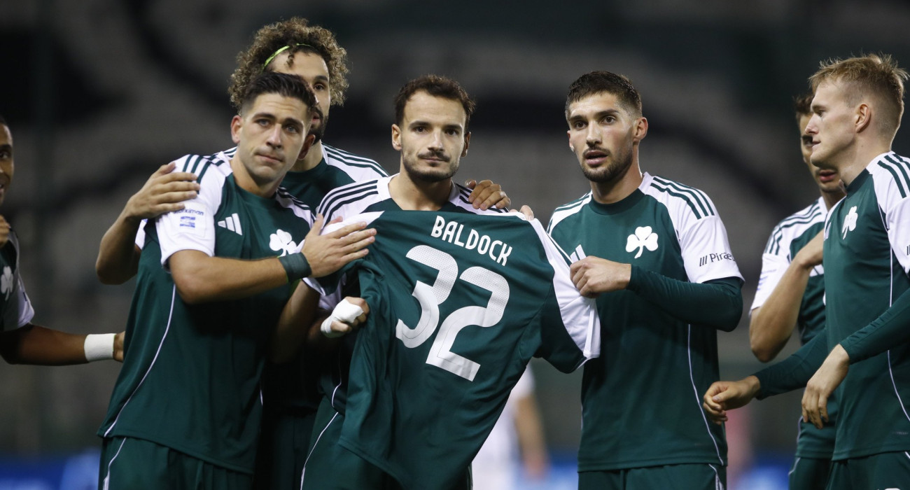 Η συγκινητική στιγμή όπου οι παίκτες του Παναθηναϊκού υψώνουν τη φανέλα του αδικοχαμένου Τζορτζ Μπάλντοκ, Πηγή: Eurokinissi