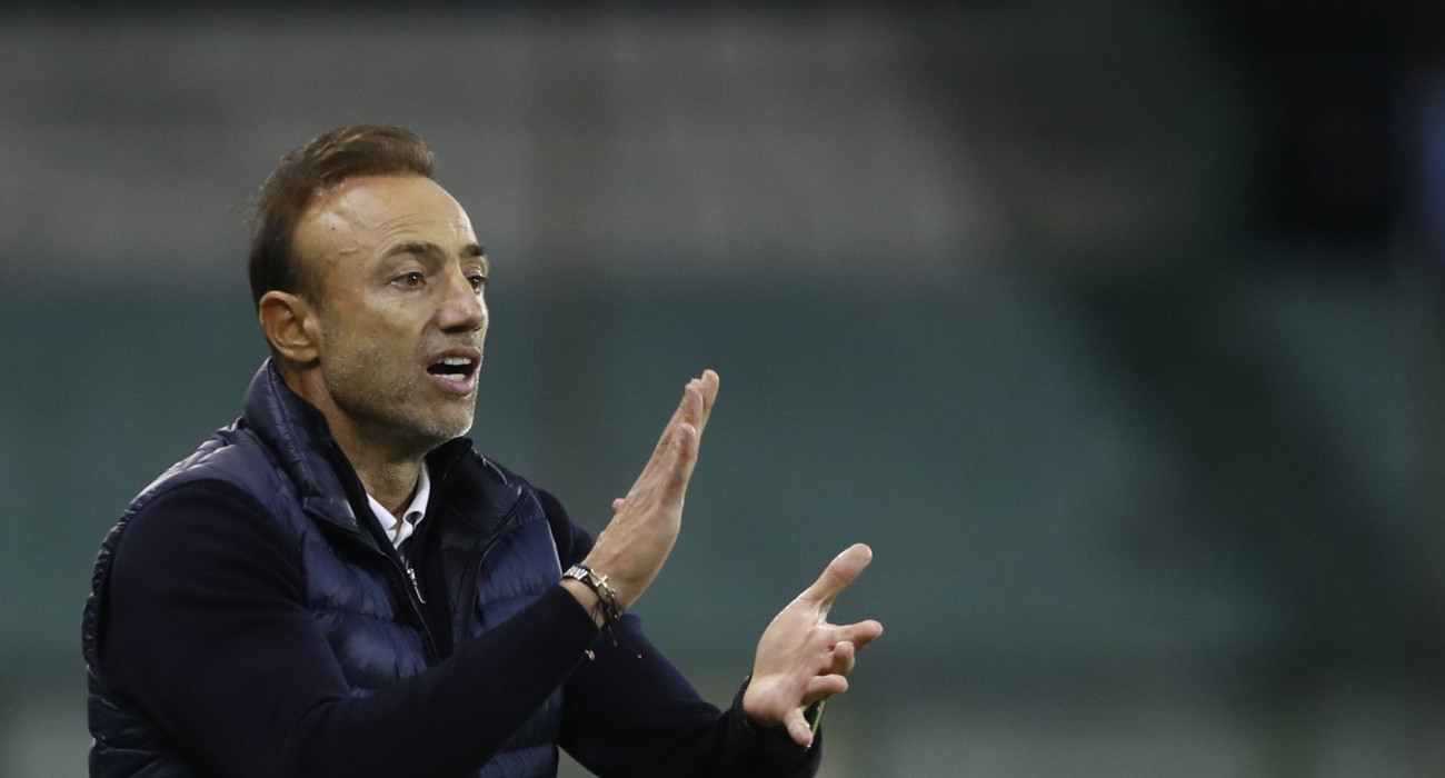 Ο Χρήστος Κόντης δίνει οδηγίες στους παίκτες του, Πηγή: Eurokinissi