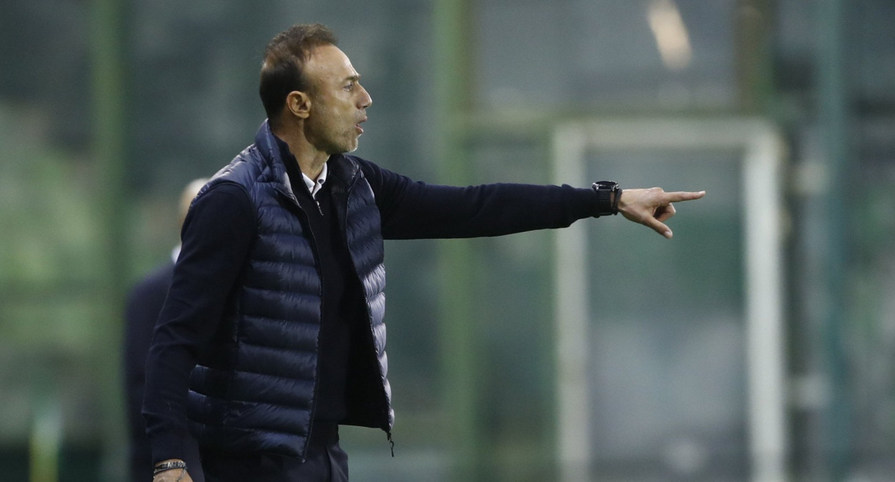 Ο Χρήστος Κόντης δίνει οδηγίες στους παίκτες του / Πηγή: Eurokinissi