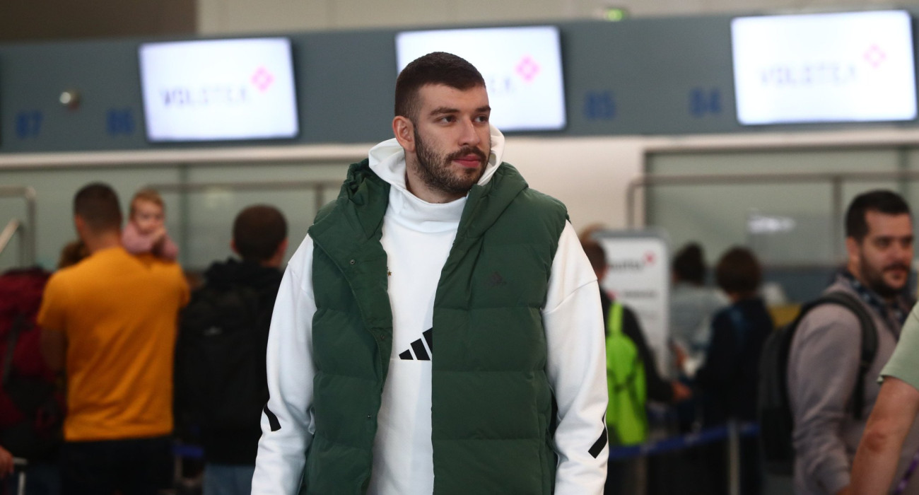 Ο Νίκος Ρογκαβόπουλος κατά την αναχώρηση του Παναθηναϊκού για τη Βιτόρια/Πηγή: Eurokinissi