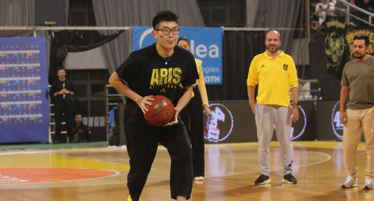 Ο Ρίτσαρντ Σιάο επιχειρεί να σκοράρει από το κέντρο του γηπέδου / Πηγή: Eurokinissi