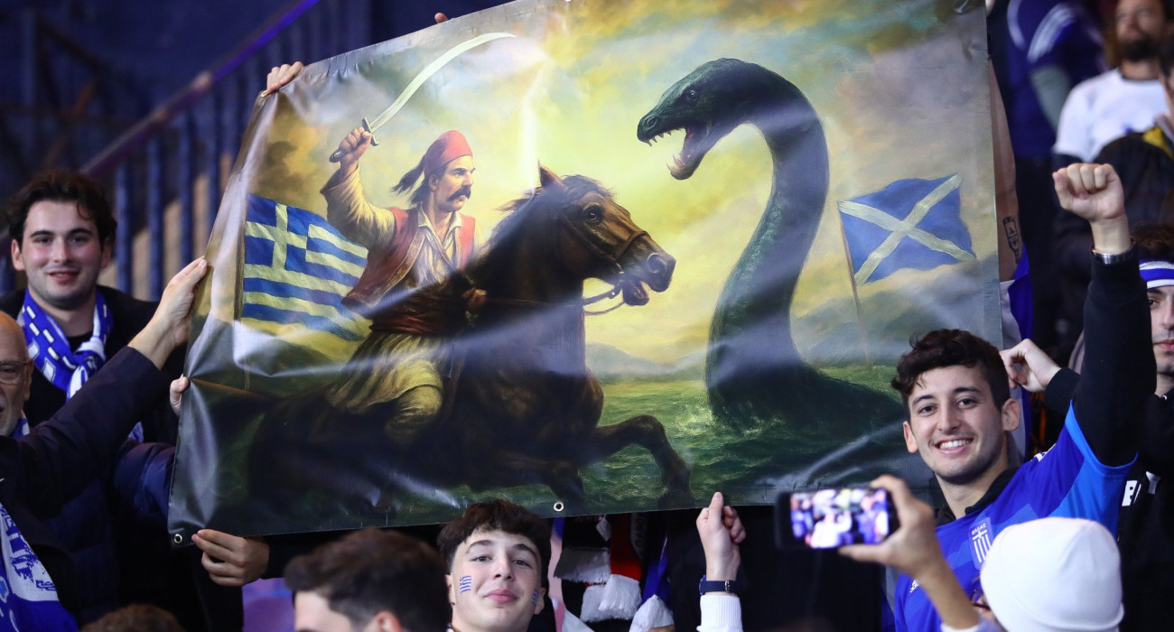 Το πανό με τον Γεώργιο Καραϊσκάκη αντιμέτωπο με το... τέρας του Λοκ Νες / Πηγή: Eurokinissi