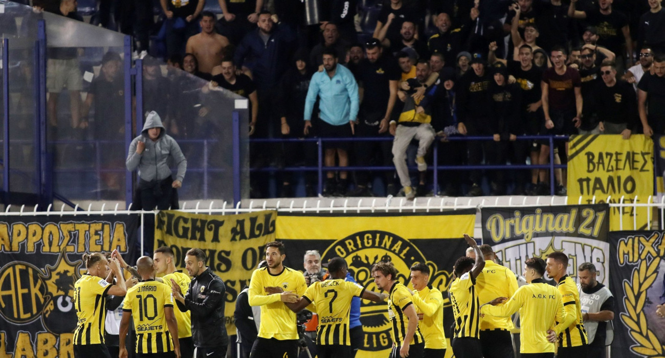 Οι παίκτες της ΑΕΚ πανηγυρίζουν με τους οπαδούς / Πηγή: Intime