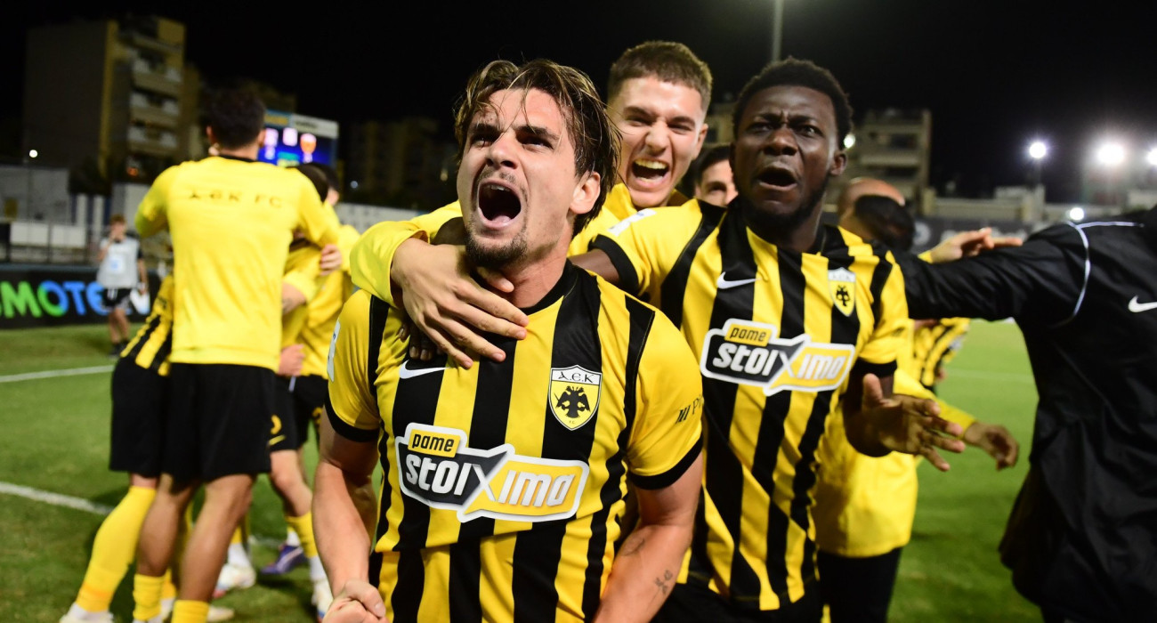 Ο Ράζβαν Μαρίν πανηγυρίζει με Κοϊτά και Καλοσκάμη / Πηγή: Eurokinissi