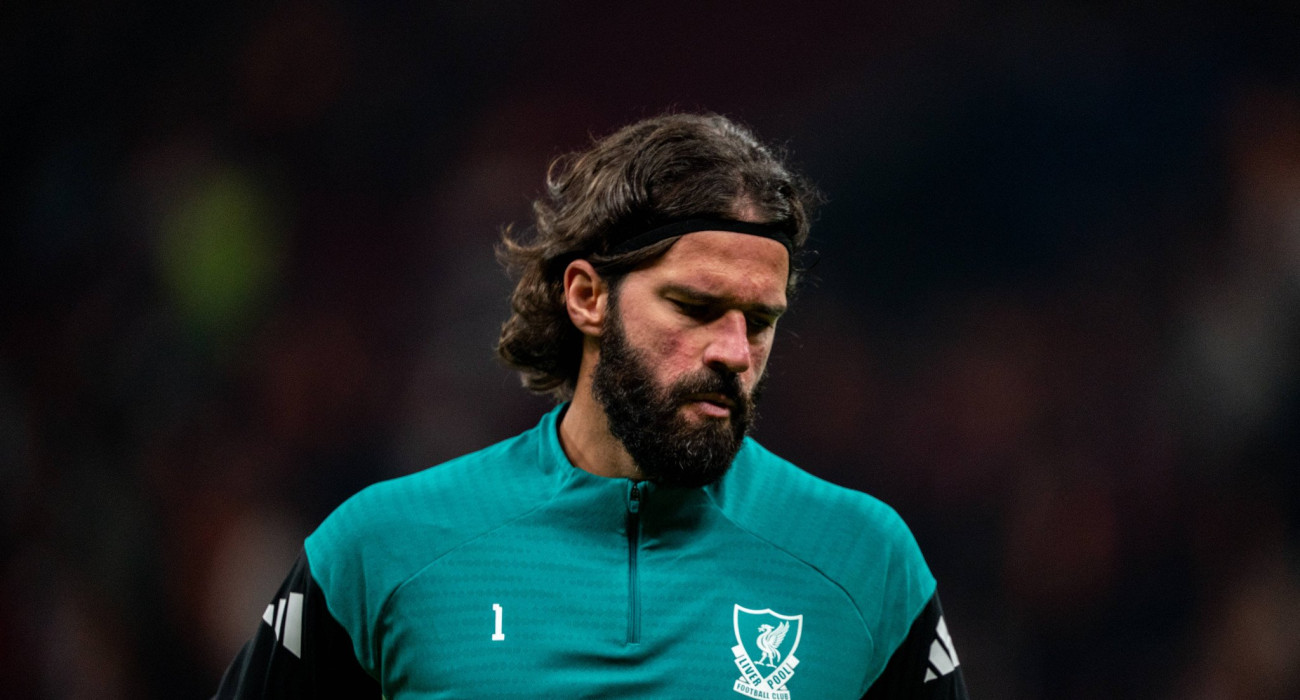 Ο Άλισον Μπέκερ με τη φανέλα της Λίβερπουλ / Πηγή: Imago