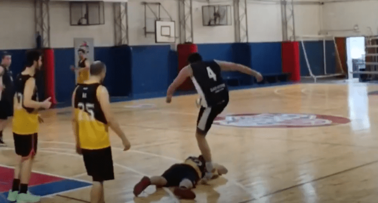 Η στιγμή της σοκαριστικής χειρονομίας στον αγώνα μπάσκετ της Αργεντινής / Πηγή: Screenshot