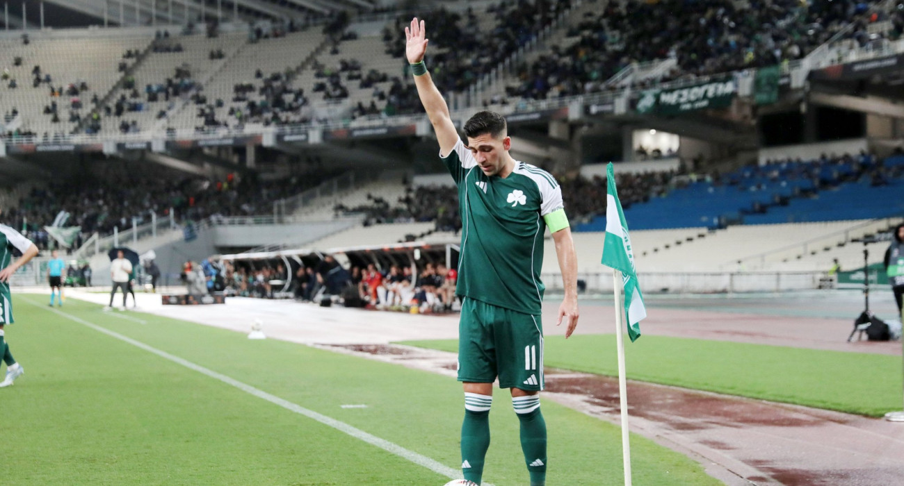 Ο Τάσος Μπακασέτας πριν από εκτέλεση κόρνερ στον αγώνα με τους Γκόου Αχέντ Ιγκλς - ΠΗΓΗ: ΙΝΤΙΜΕ