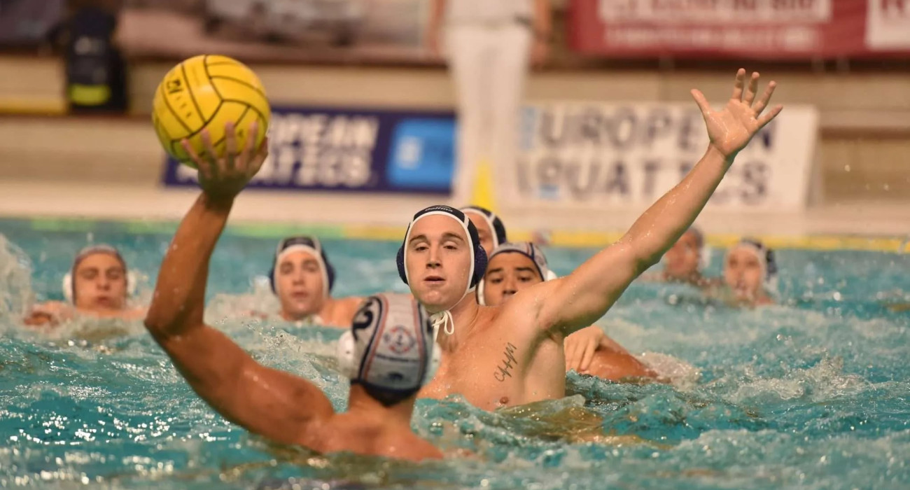 Ο Γιαννάτος με το σκουφάκι της Βουλιαγμένης στο ματς κόντρα στη Τριέστε / Πηγή: European Aquatics