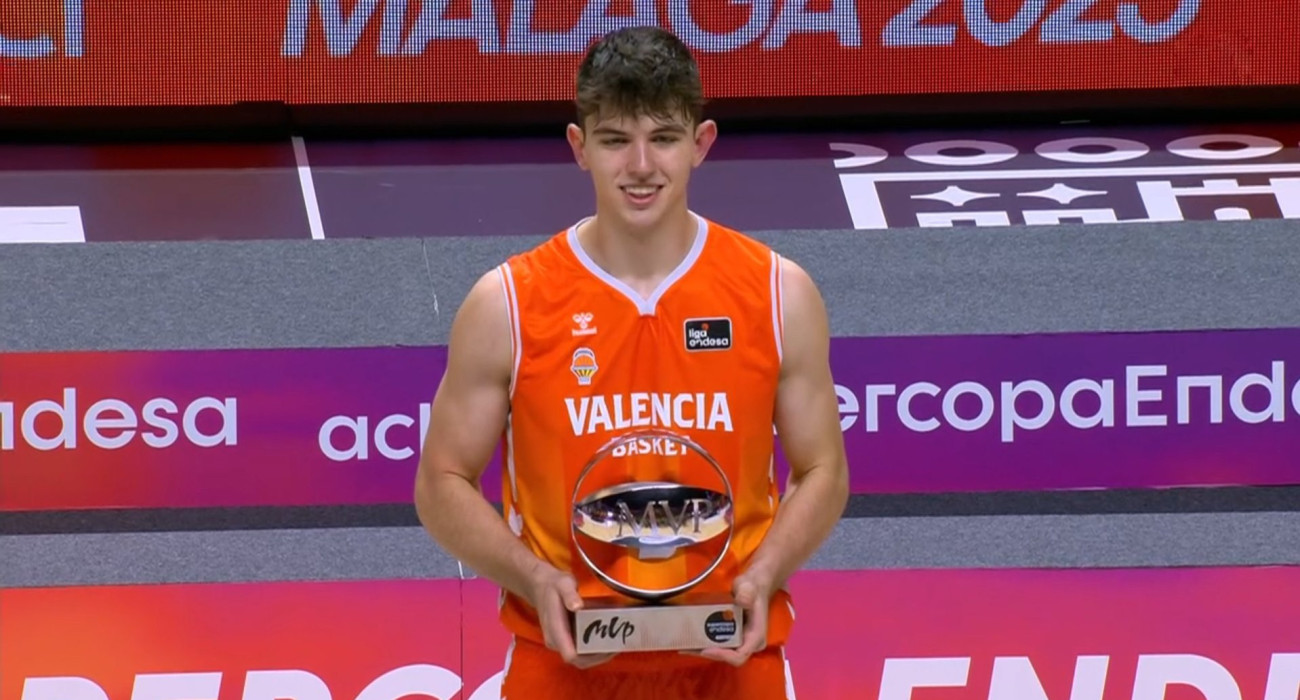 O 19άχρονος Σέρχιο Ντελαρέα με το βραβείο του MVP στα χέρια / Screenshot