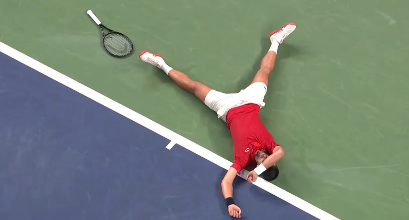Ο Νόβακ Τζόκοβιτς πεσμένος στο γήπεδο μετά τη νίκη του στη Σανγκάη / PrintScreen