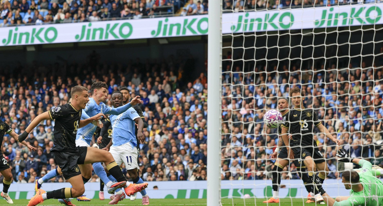 Το αυτογκόλ του Μαξίμ Εστίβ στο ματς της Μπέρνλι με τη Μάντσεστερ Σίτι / Πηγή: Imago