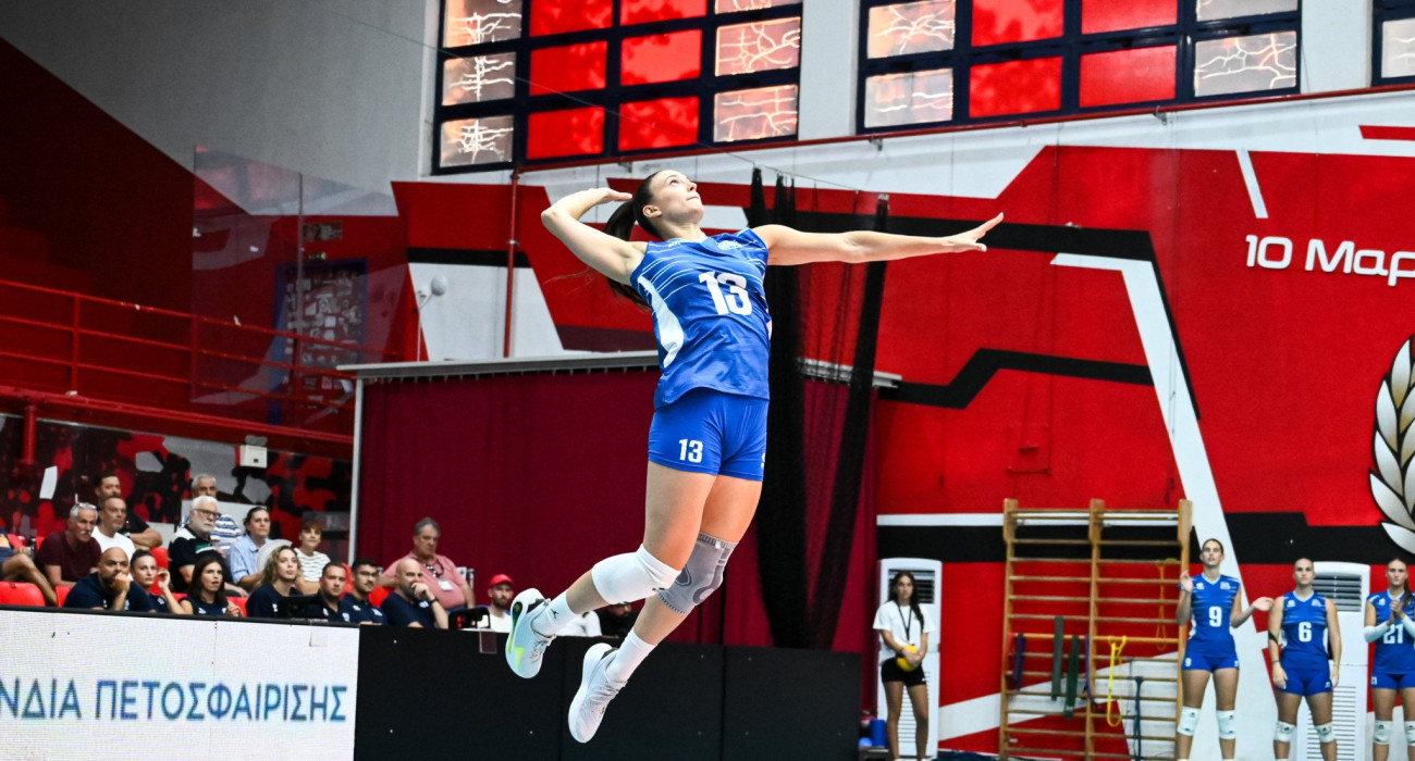 Η Φαίη Μπακοδήμου στο σερβίς με την Εθνική Ελλάδας / Πηγή: Eurokinissi