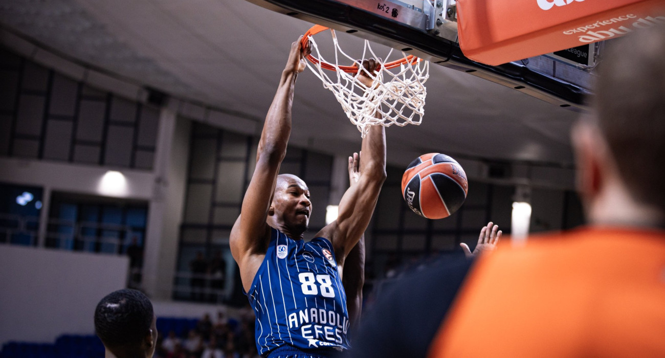 Η τριάδα-φωτιά της Εφές «καθάρισε» την Μακάμπι