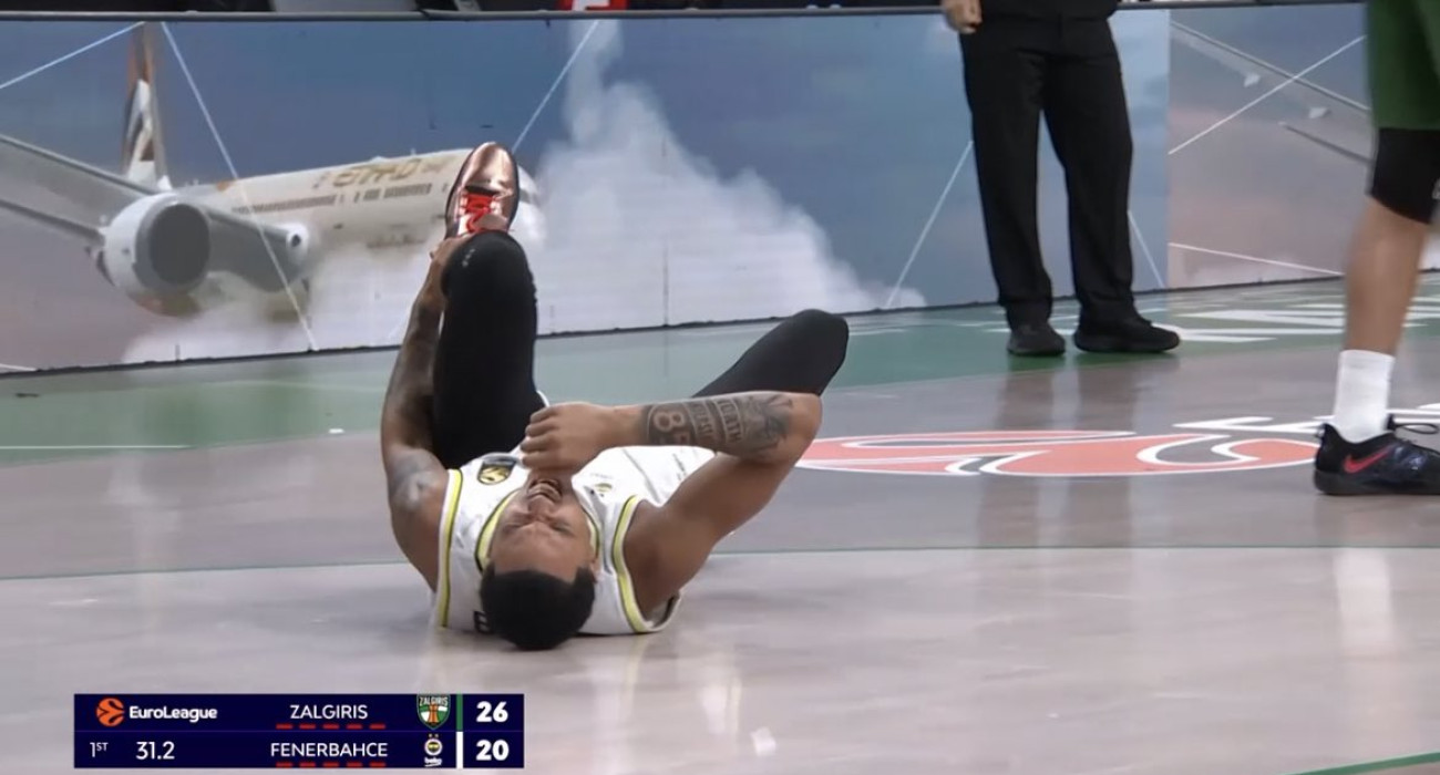 Απίστευτη ατυχία: Ο Μπόστον συγκρούστηκε με συμπαίκτη του και γύρισε τον αστράγαλό του (video)