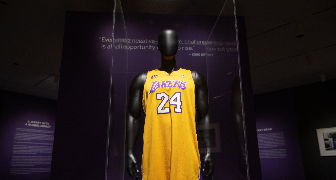 H πανάκριβη και ιστορική φανέλα του θρυλικού Κόμπι Μπράιαντ /Πηγή: Noam Galai / Getty Images / Ideal Images