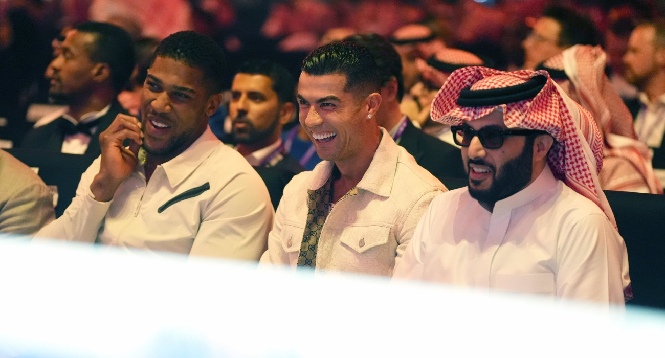 Ο Τούρκι Αλ-Σέιχ με τον Κριστιάνο Ρονάλντο και τον Αντονι Τζόσουα / Photo by Nick Potts/PA Images via Getty Images