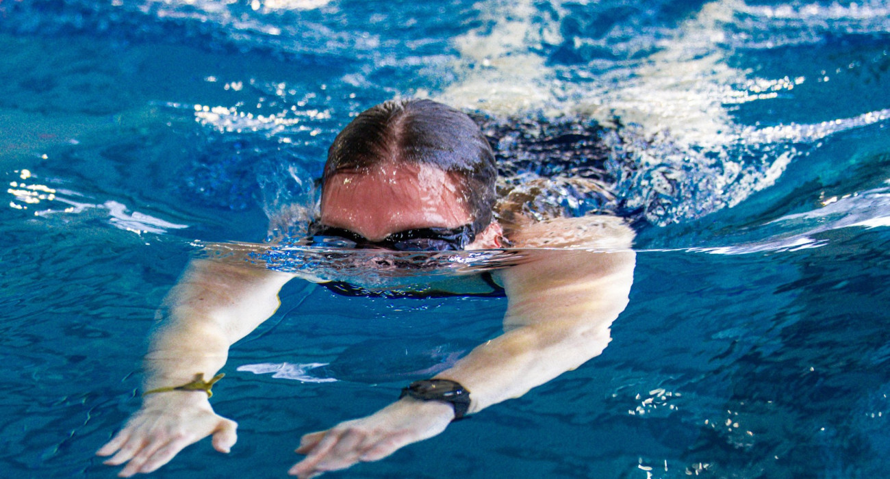 Κολυμβητής αθλείται φορώντας smartwatch/Πηγή: Getty Images