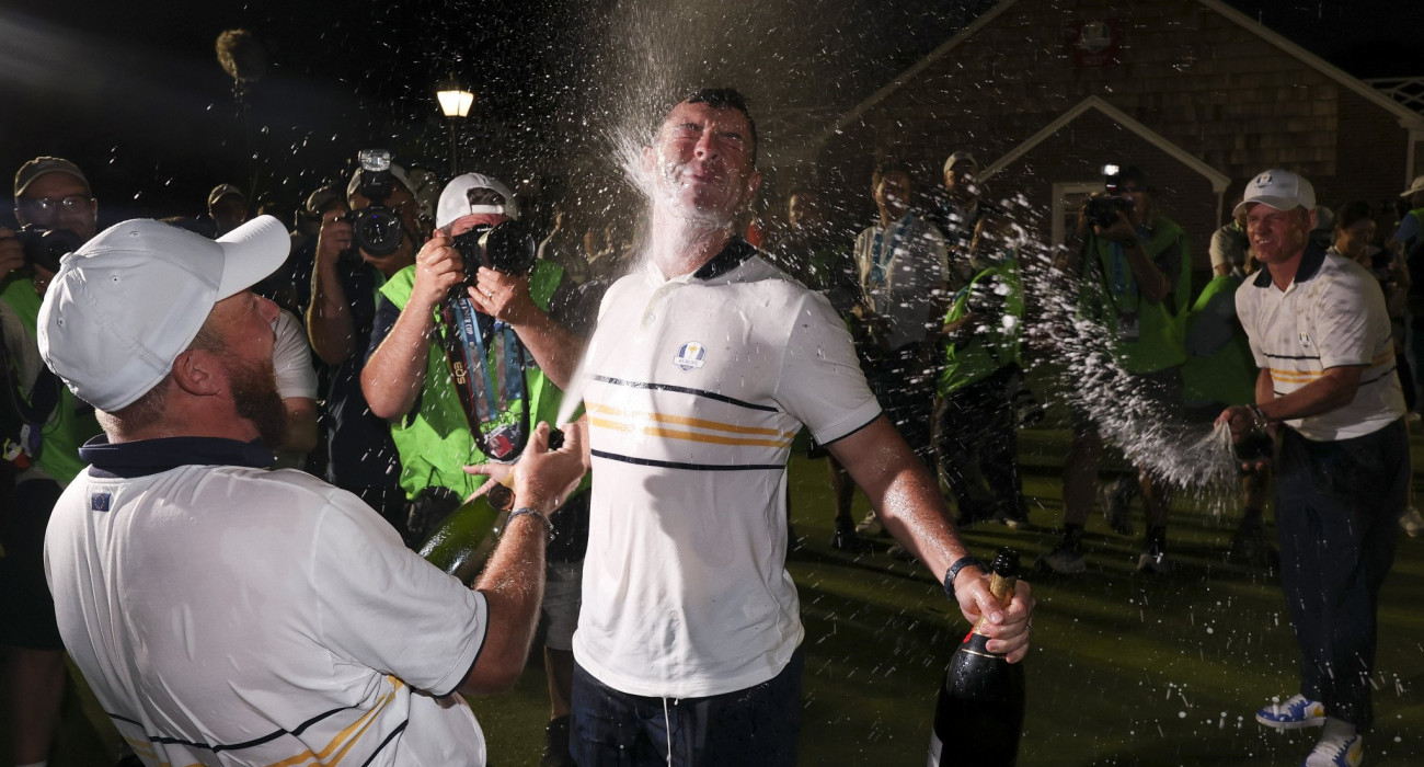 Λίγες σταγόνες από τον... ωκεανό σαμπάνιας που έρρεε στο πάρτι των Ευρωπαίων για την κατάκτηση του Ryder Cup / Πηγή: Andrew Redington / Getty Images / Ideal Images