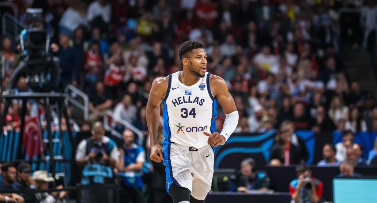 Ο Γιάννης Αντετοκούνμπο με τη φανέλα της Εθνικής Ελλάδας/Πηγή: FIBA