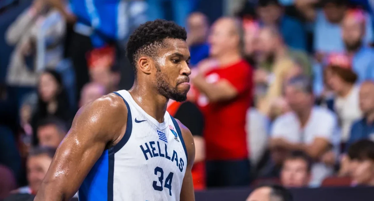 Ο Γιάννης Αντετοκούνμπο με τη φανέλα της Εθνικής Ελλάδας