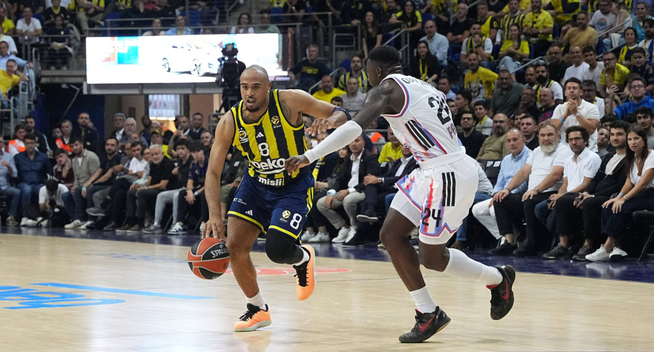 O Τέιλεν Χόρτον-Τάκερ της Φενέρμπαχτσε σε μία... επέλασή του στην πρεμιέρα κόντρα στην Παρί / Πηγή: Imago