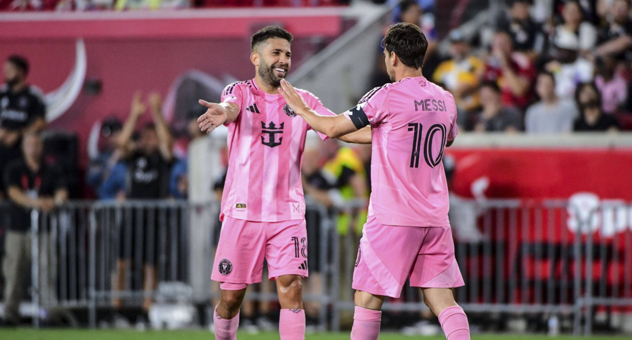 Ο Ζόρντι Άλμπα με τον Λιονέλ Μέσι / Πηγή: Imago