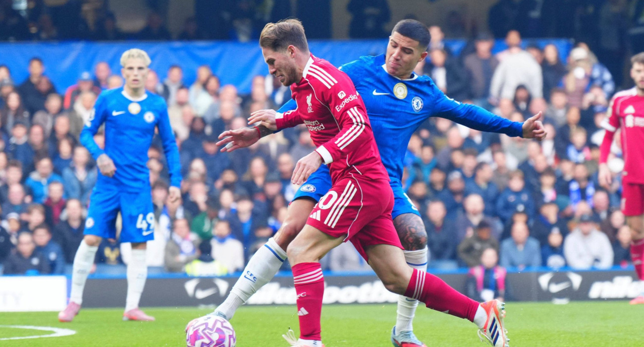 Ο Αλέξις ΜακΚάλιστερ της Λίβερπουλ προσπαθεί να αποφύγει τον Έντσο Φερντάντεζ της Τσέλσι / Πηγή: Imago