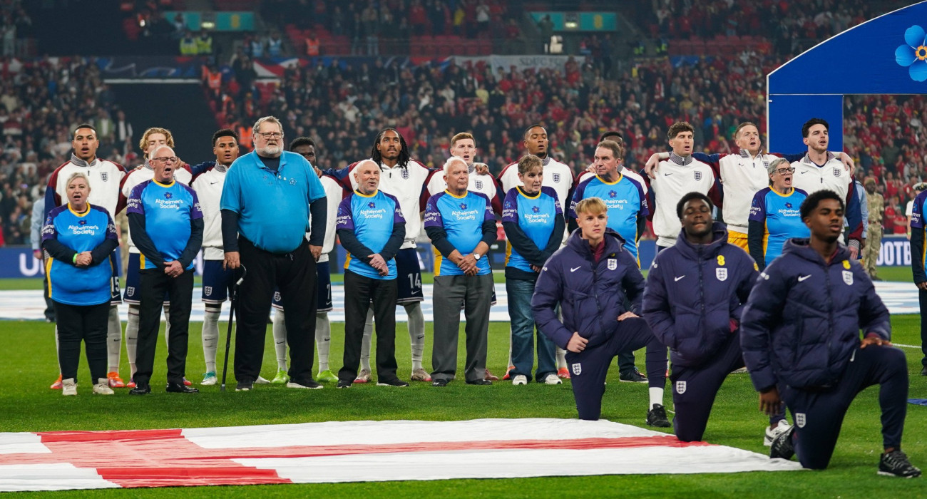 Οι ποδοσφαιριστές της Αγγλίας με τις μασκότ / Πηγή: Imago