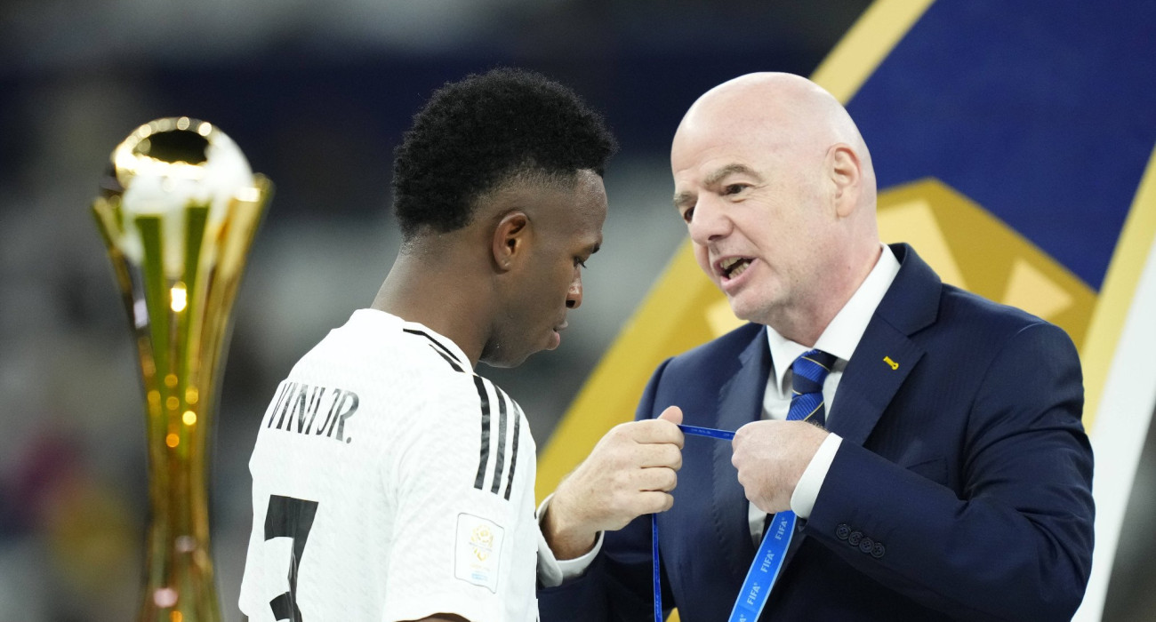 Ο πρόεδρος της FIFA, Τζιάνι Ινφαντίνο με τον Βινίσιους / Πηγή: Imago