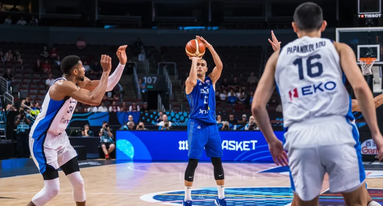 Ο Γιαμ Μάνταρ σουτάρει κατά τη διάρκεια του αγώνα της Εθνικής με το Ισραήλ για το EuroBasket/Πηγή: FIBA