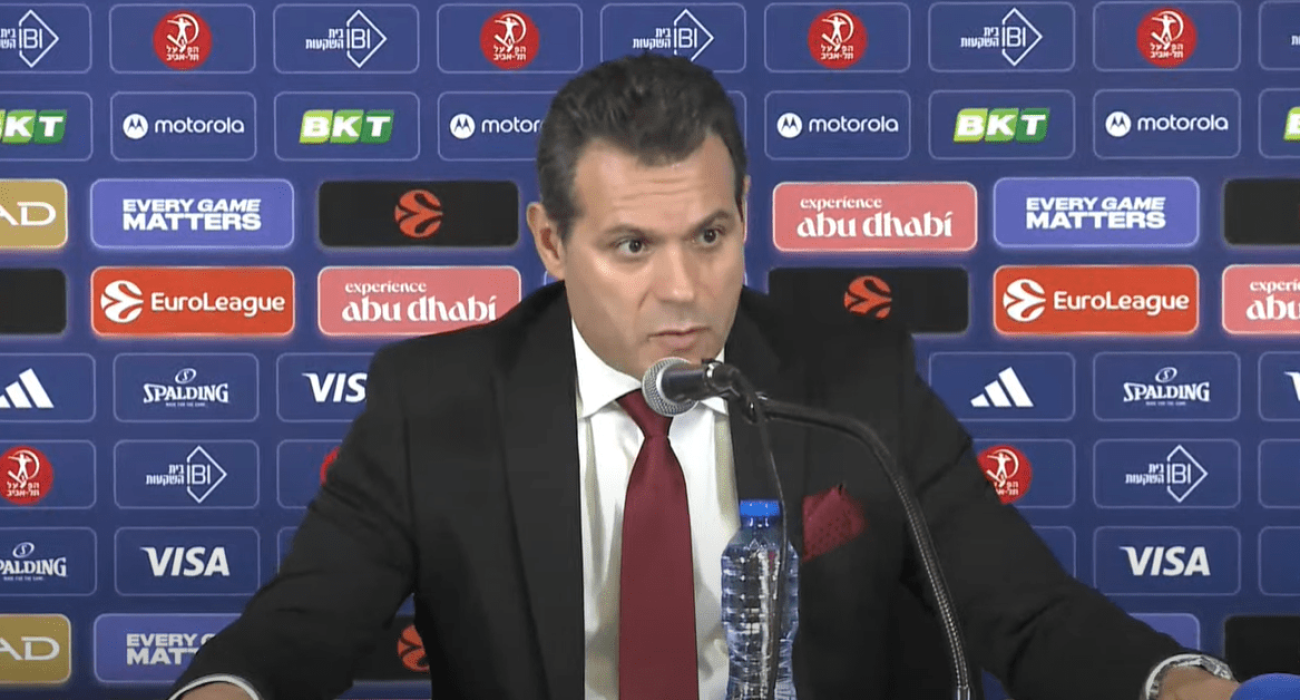 Ο Δημήτρης Ιτούδης κατά τη διάρκεια συνέντευξης τύπου/printscreen