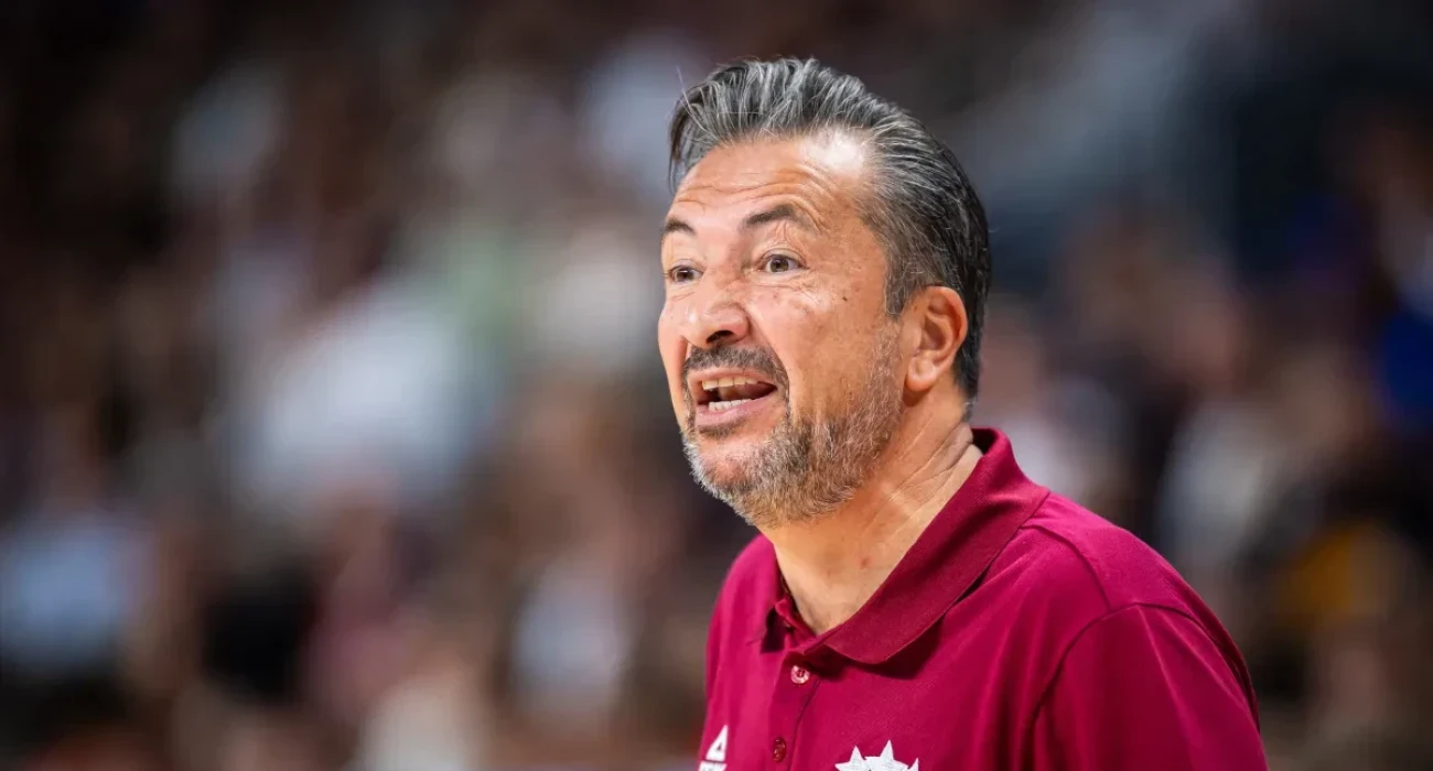 Ο Λούκα Μπάνκι στον πάγκο της Εθνικής Λετονίς/Πηγή: FIBA