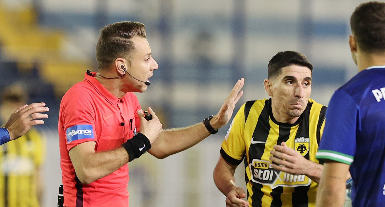 Ο Πέτρος Μάνταλος με τον διαιτητή Βεργέτη / Πηγή: Intime