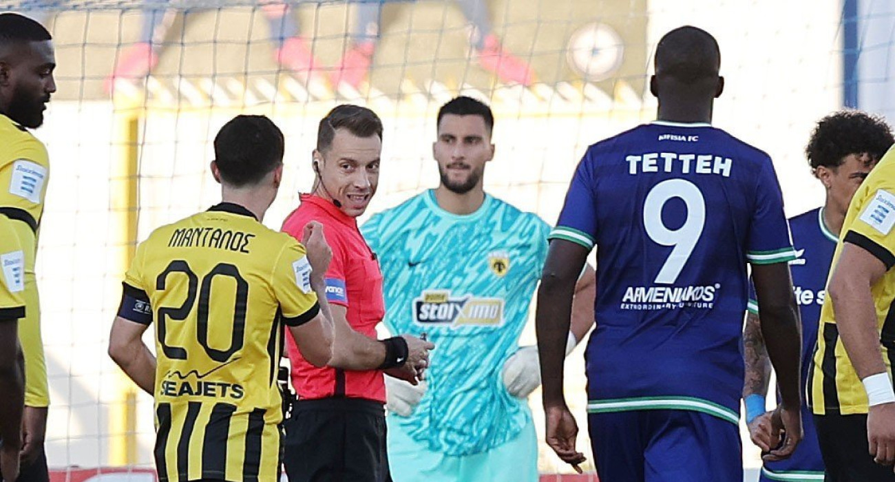 Διαμαρτύρεται ο Πέτρος Μάνταλος στον διαιτητή Βεργέτη, Πηγή: Intime